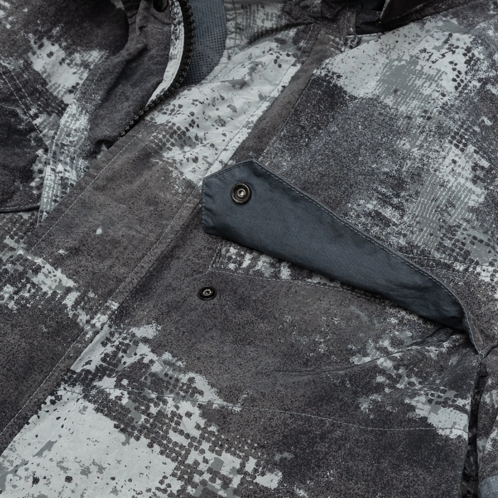 DISSOLVING GRID CAMO IN ECONYL® REGENERATED NYLON JACKET