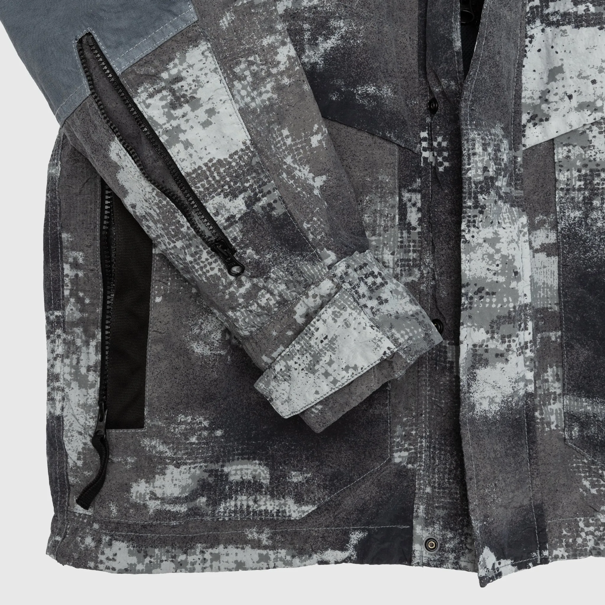 DISSOLVING GRID CAMO IN ECONYL® REGENERATED NYLON JACKET