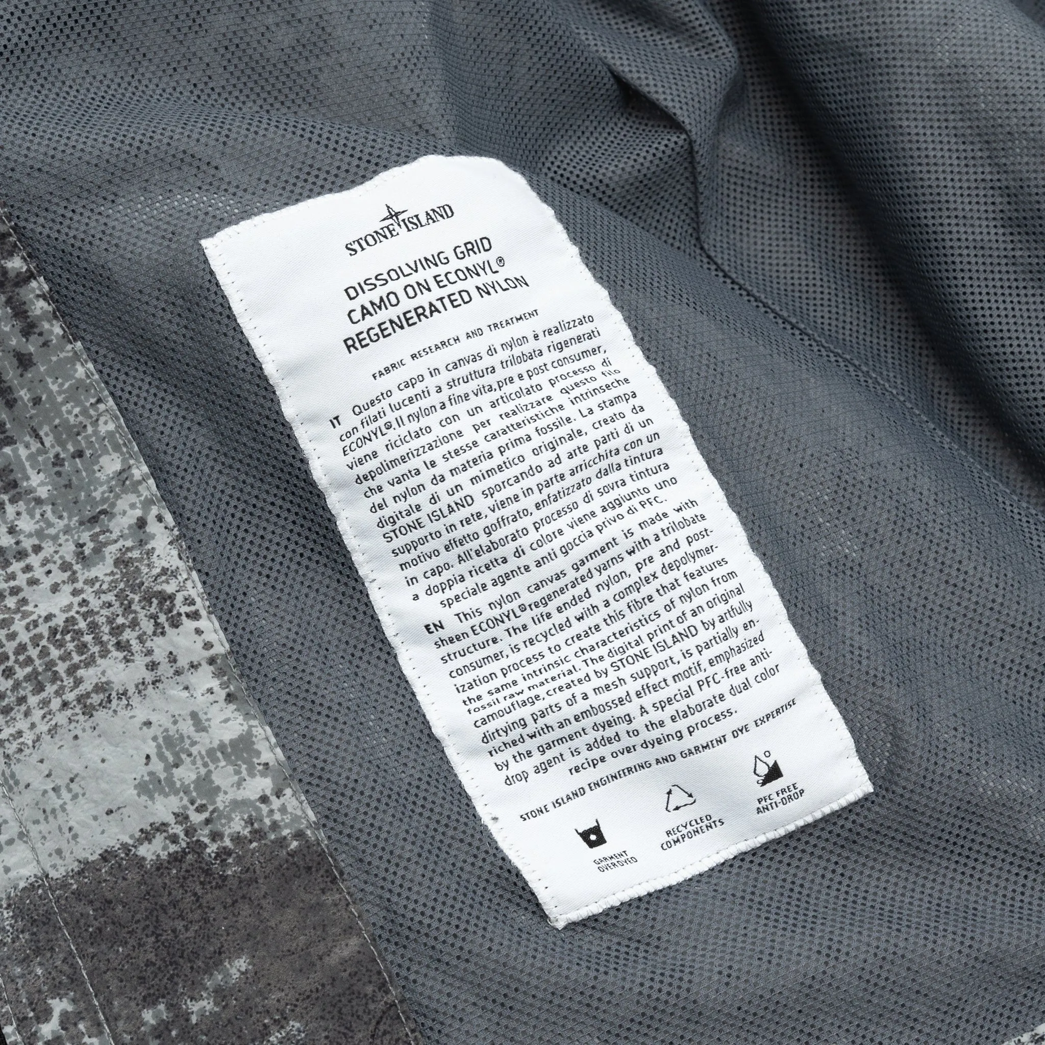 DISSOLVING GRID CAMO IN ECONYL® REGENERATED NYLON JACKET